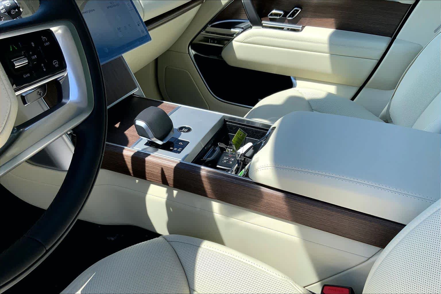 New 2026 Fuji White Land Rover SE image 9