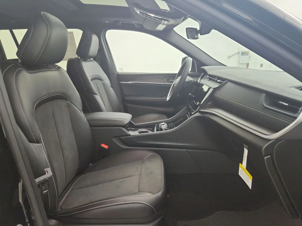 New 2026 Diamond Black Crystal Pearlcoat Jeep Altitude image 33