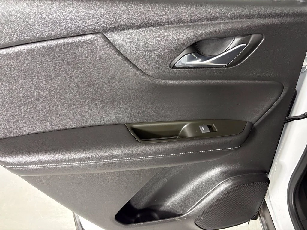 Used 2025 Summit White Chevrolet LT image 33