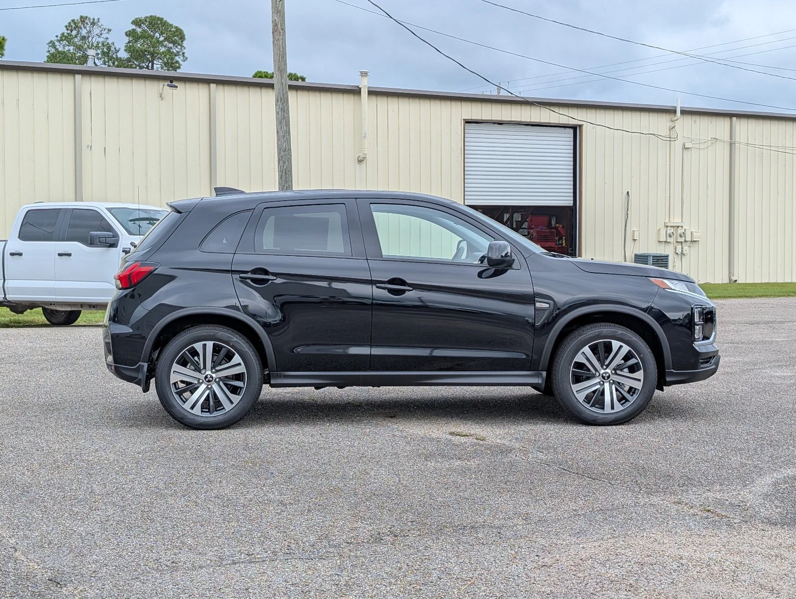 New 2027 Black Mitsubishi 2.0 ES image 8