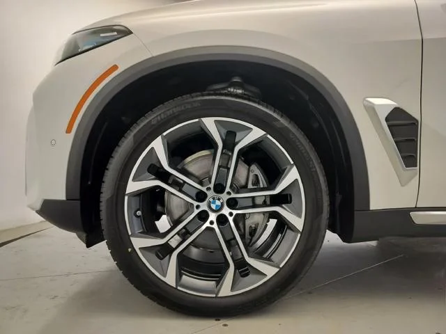 New 2026 Alpine White BMW xDrive40i image 5