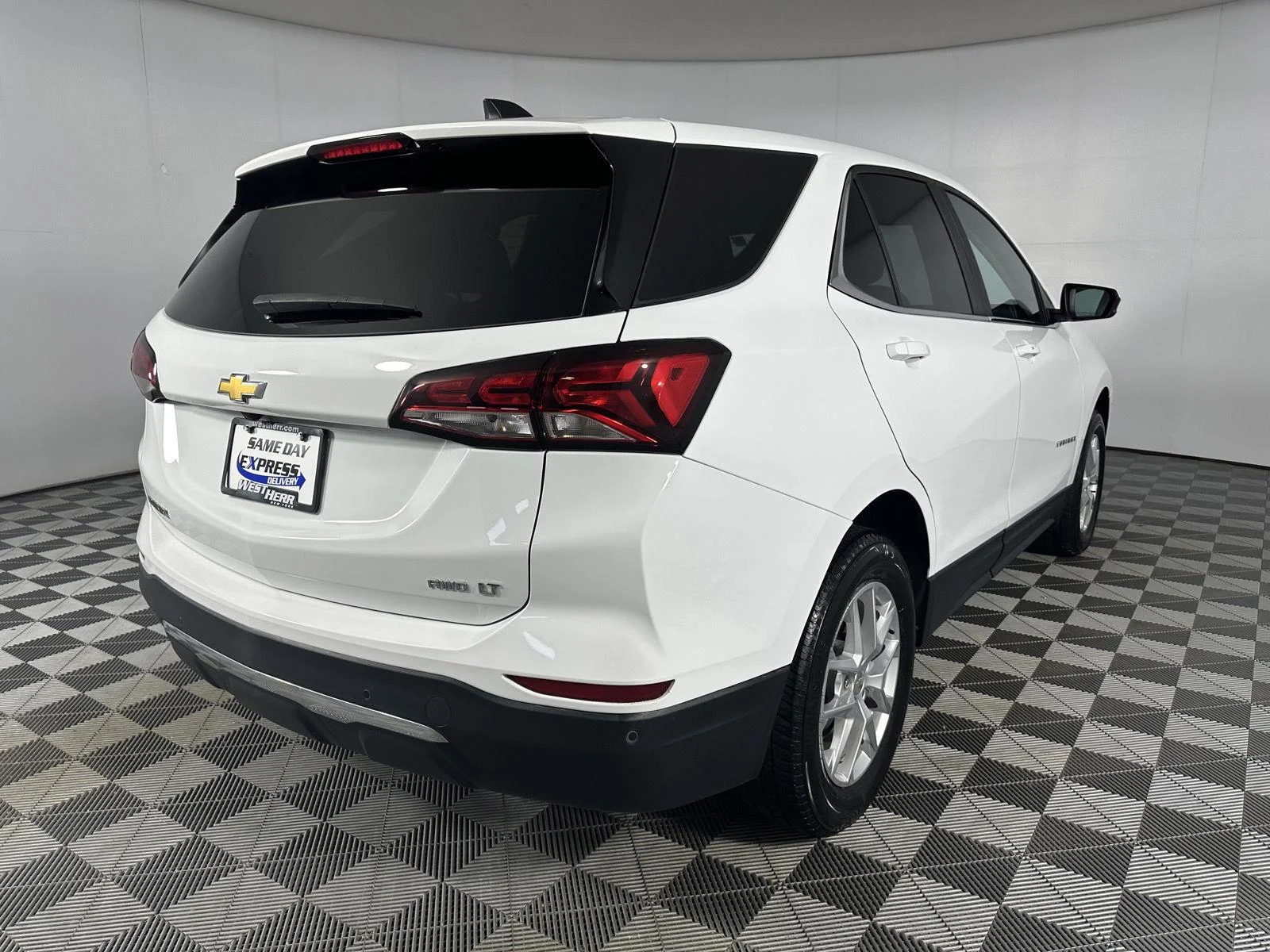 Used 2024 Summit White Chevrolet LT image 28