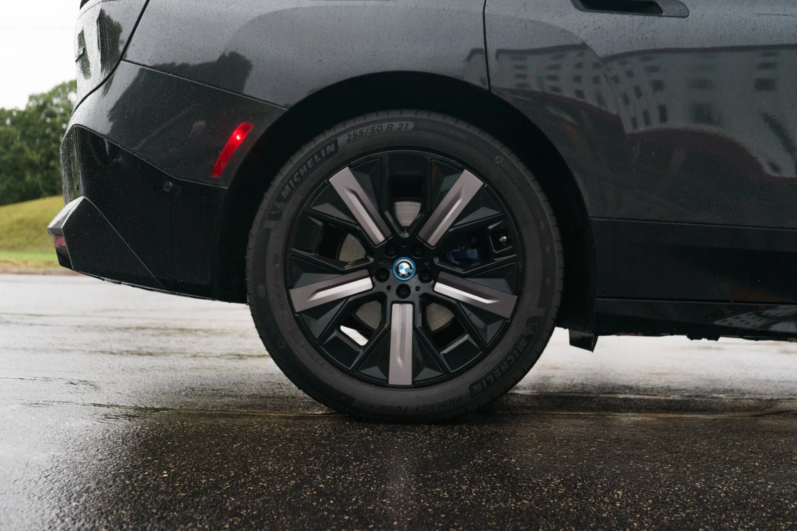 Used 2024 Dark Graphite Metallic BMW xDrive50 image 10