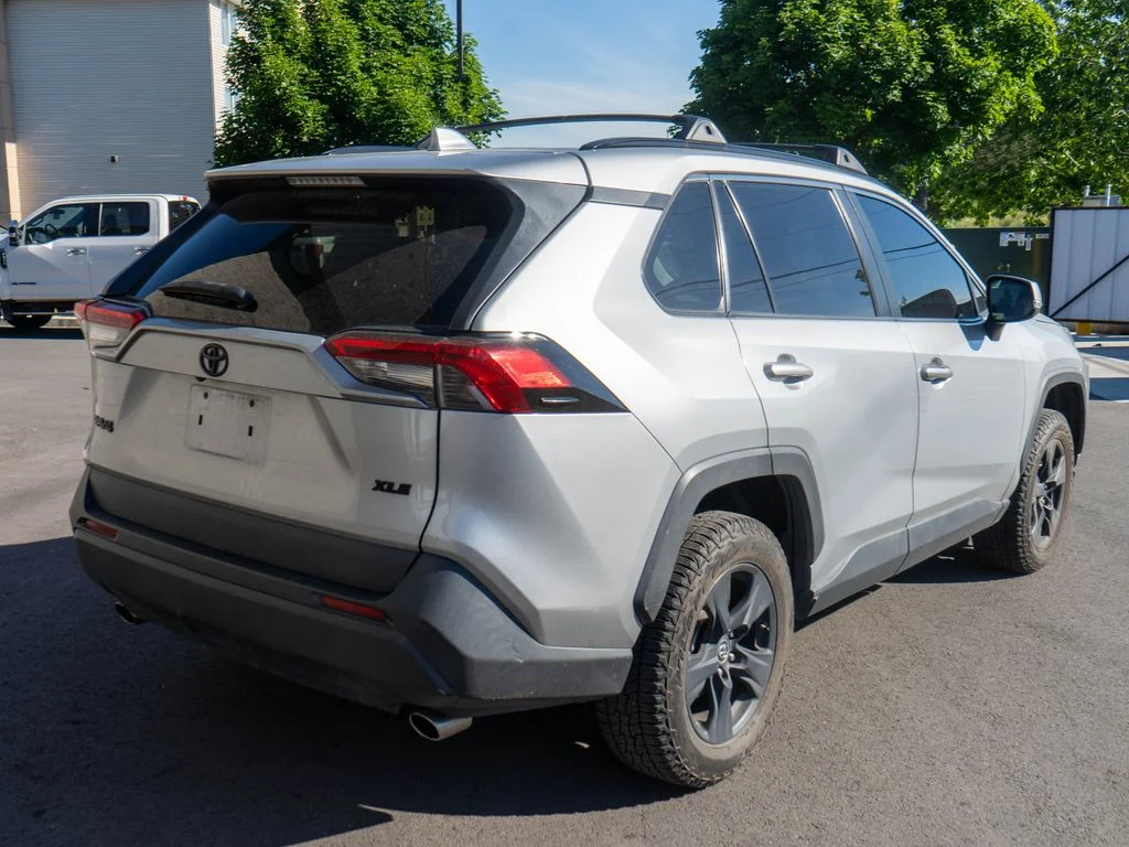 Used 2019 Silver Toyota XLE image 7