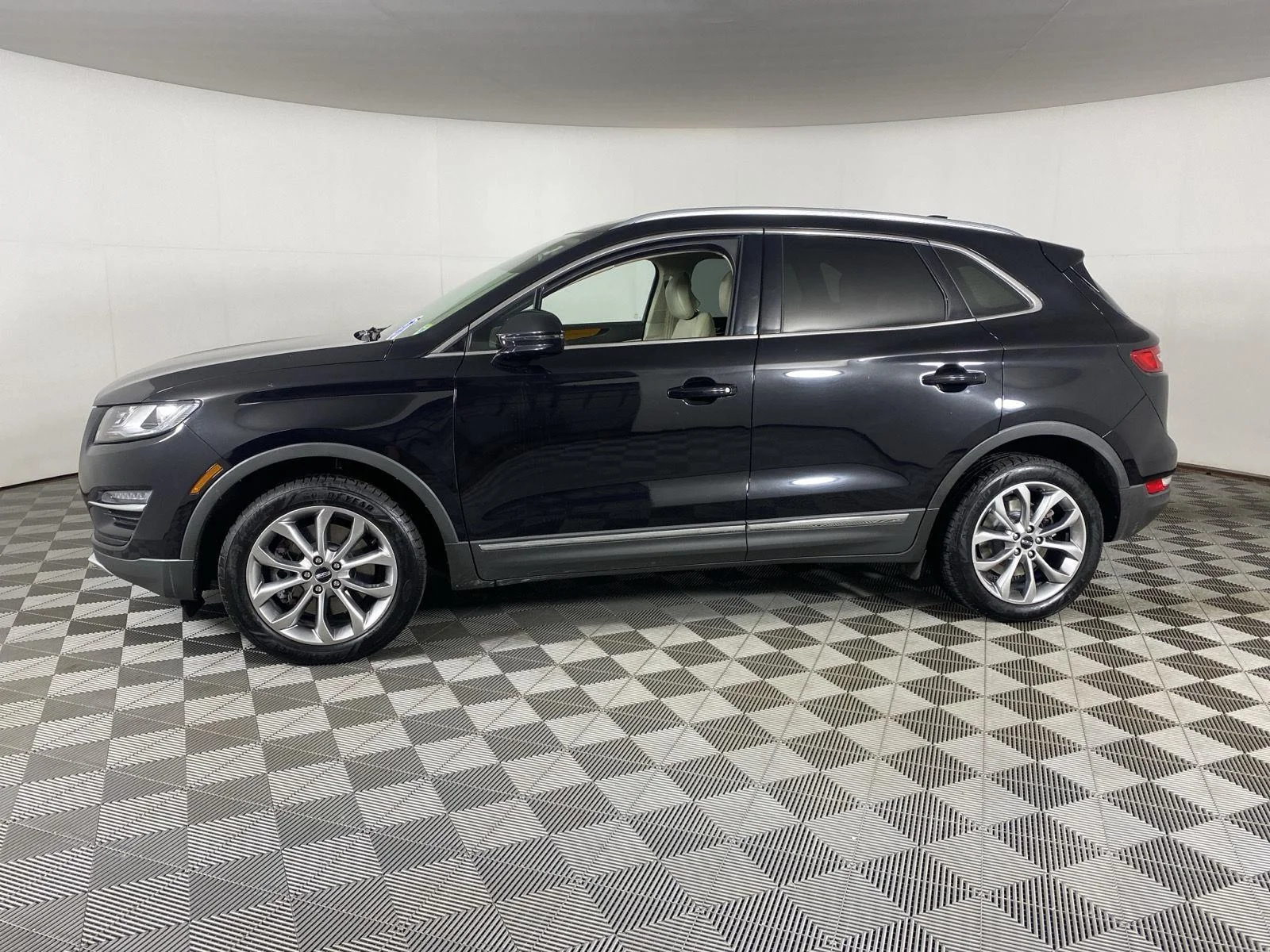 Used 2019 Infinite Black Metallic Lincoln Select image 4