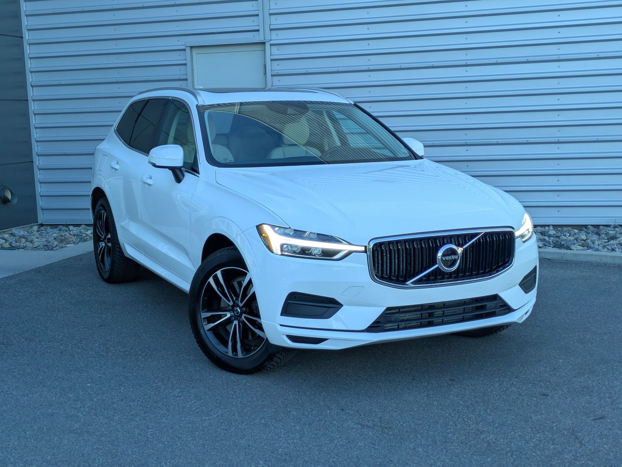 2020 Volvo XC60 T6 Momentum AWD's photo