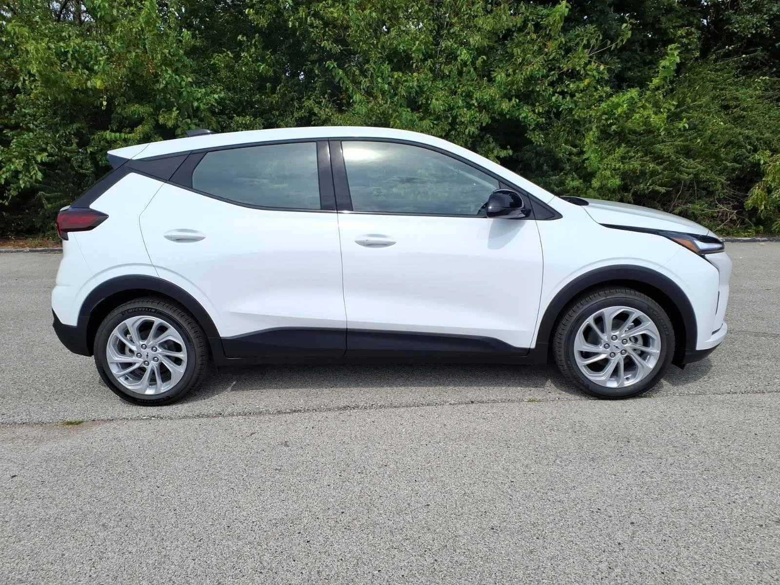 New 2027 Summit White Chevrolet LT image 16