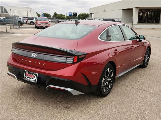 Used 2024 Red Hyundai SEL Front-Wheel Drive image 4