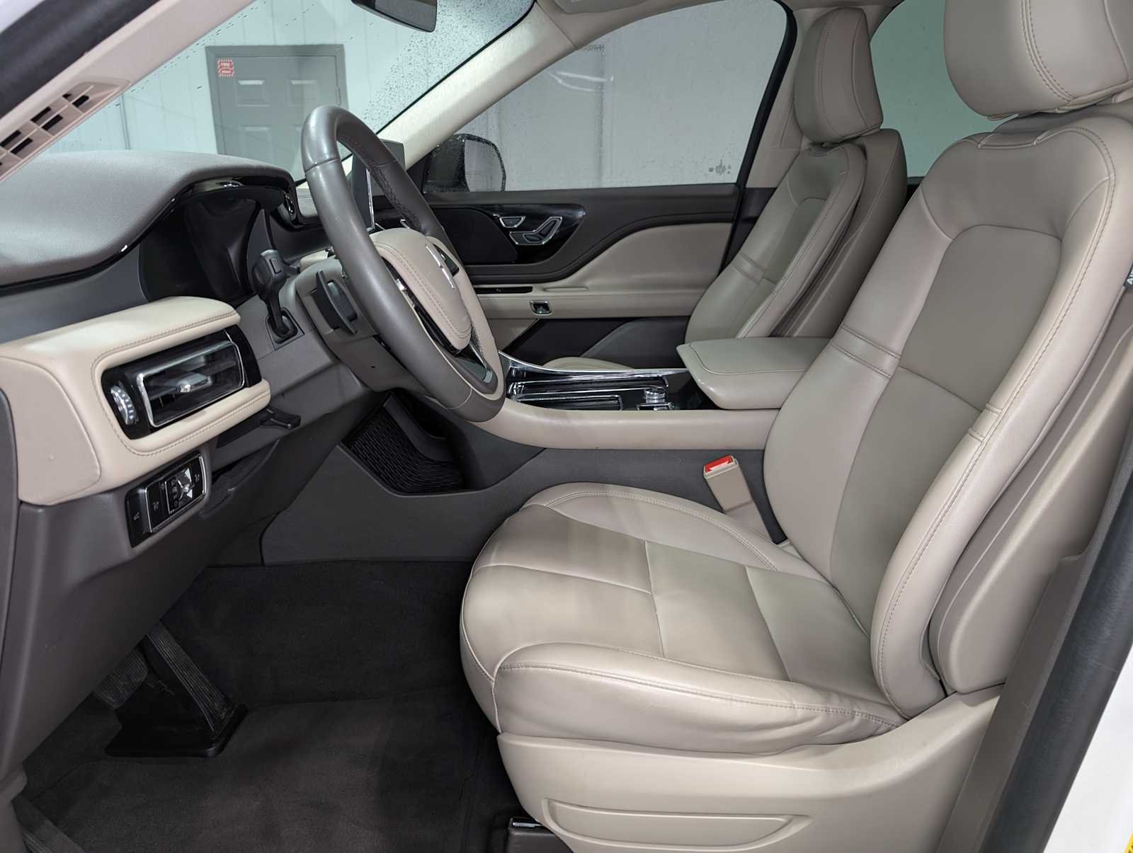 Used 2023 Pristine White Lincoln Standard image 4