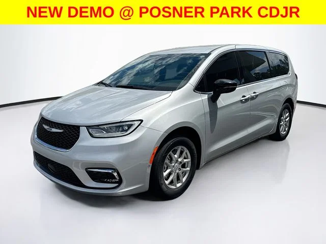 2026 Chrysler Pacifica Select's photo