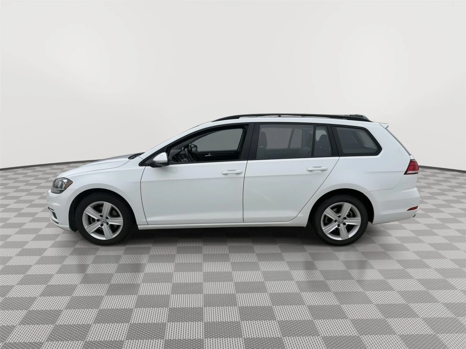 Used 2018 Pure White Volkswagen SE image 6