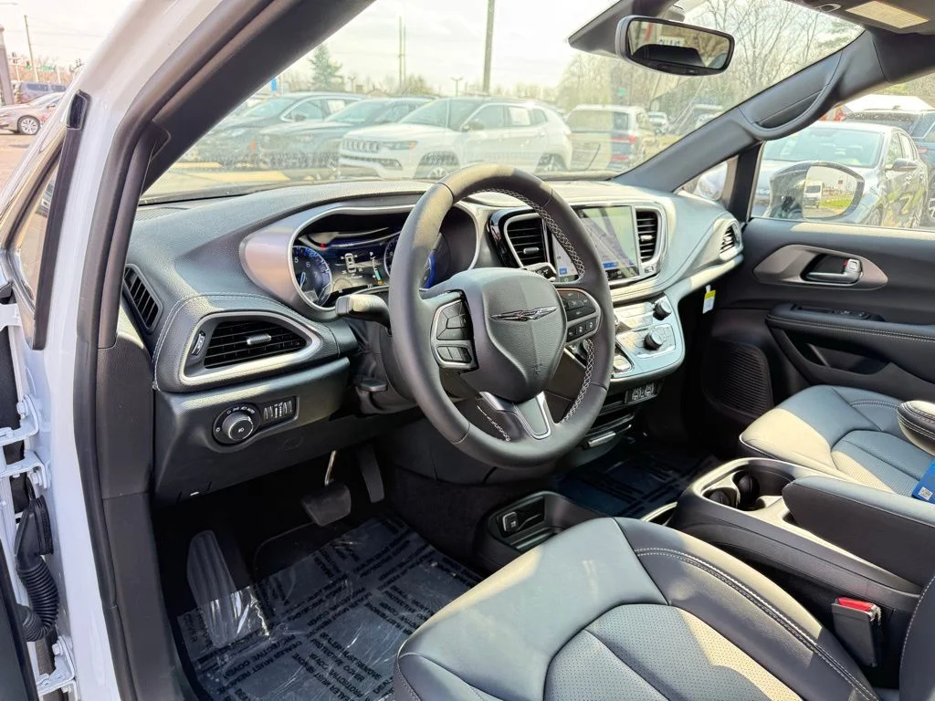 2025 Chrysler Pacifica Select - Photo 14
