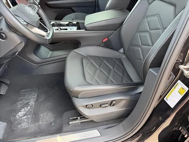 Used 2025  Volkswagen 2.0T SE w/Technology image 7