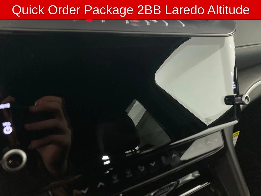 New 2026 Bright White Clear-Coat Exterior Paint Jeep Altitude image 4
