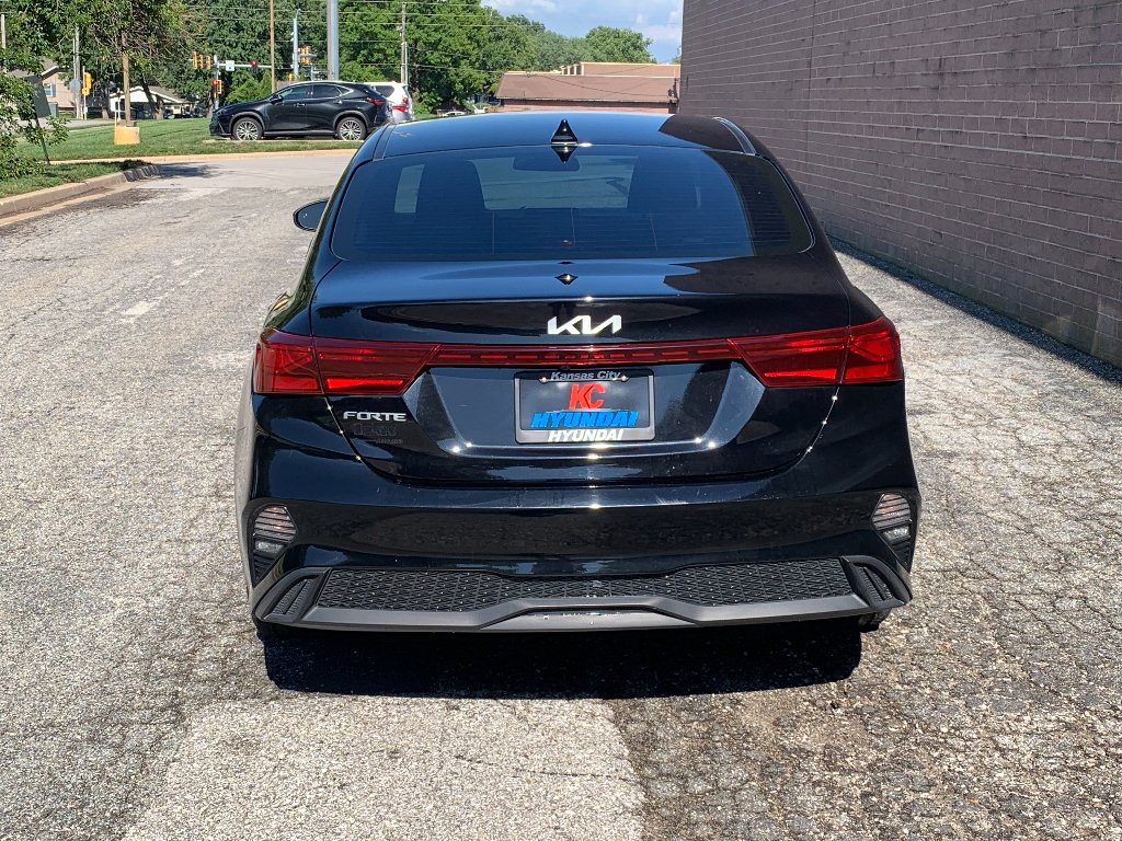 Used 2023 Aurora Black Kia LXS image 4