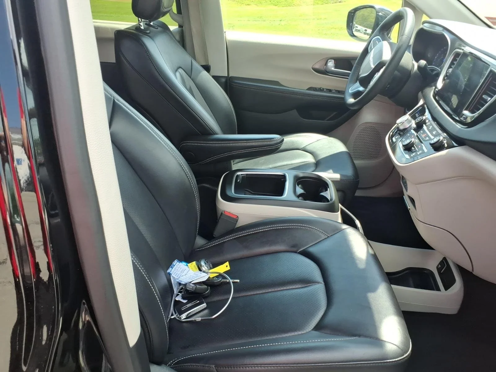 Used 2024 Diamond Black Chrysler Touring L image 13