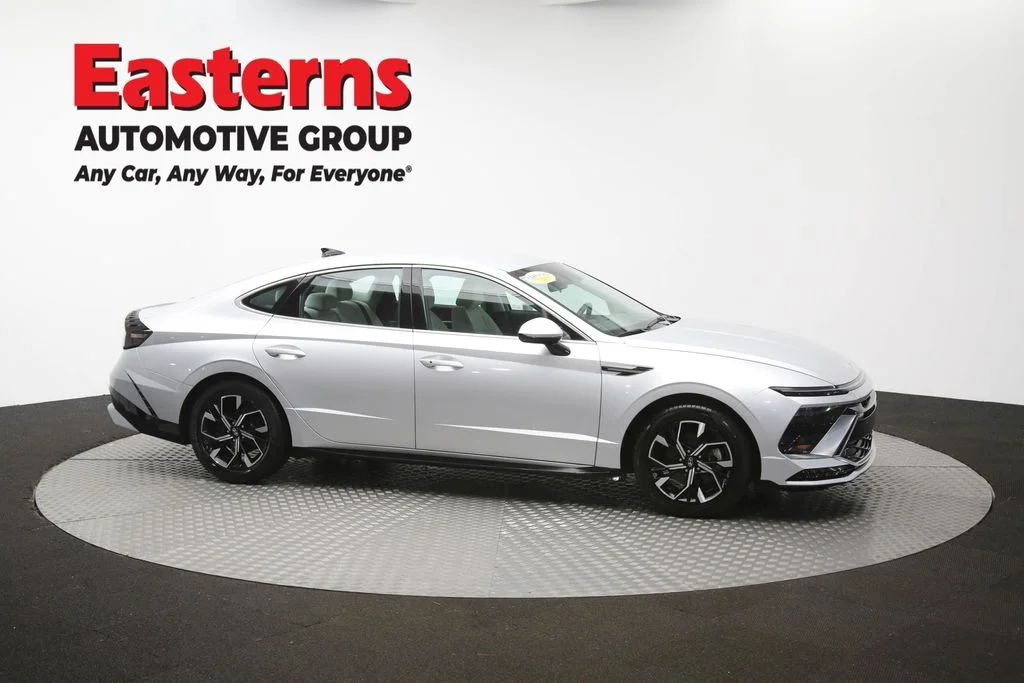 Used 2025 Silver Hyundai SEL image 47