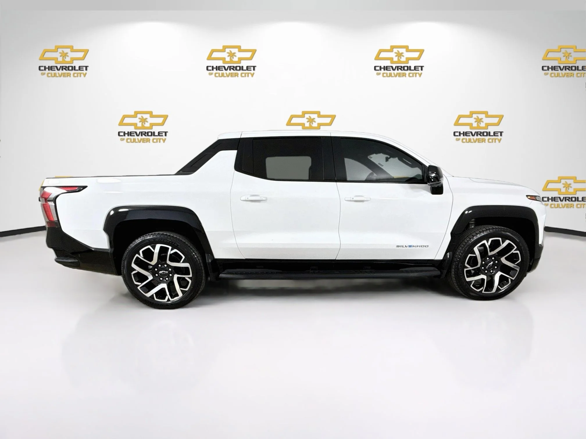Used 2025 Summit White Chevrolet RST - Extended Range image 9