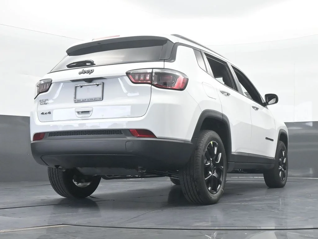 New 2026 Bright White Clear-Coat Exterior Paint Jeep Latitude image 51