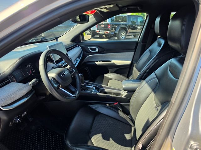 Used 2023 Silver Jeep Latitude image 15