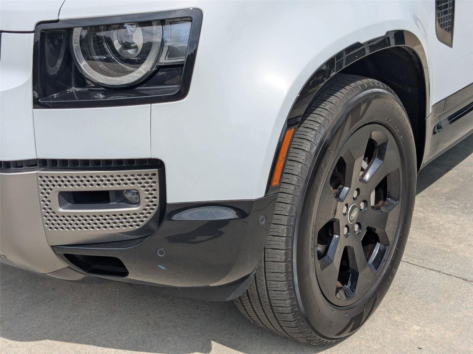 Used 2023 Yulong White Metallic Land Rover X-Dynamic SE image 9