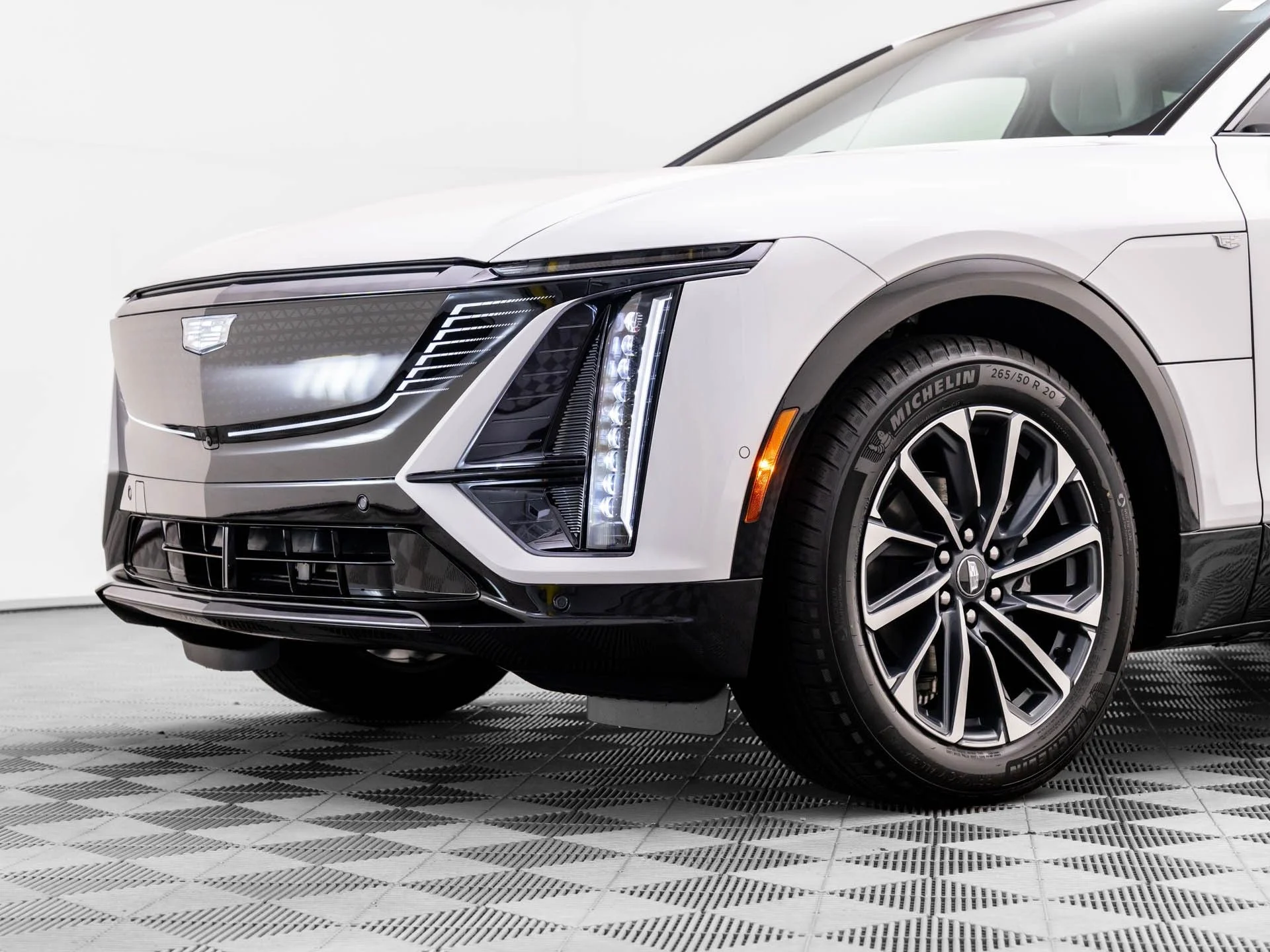 Used 2025 White Cadillac Sport image 24