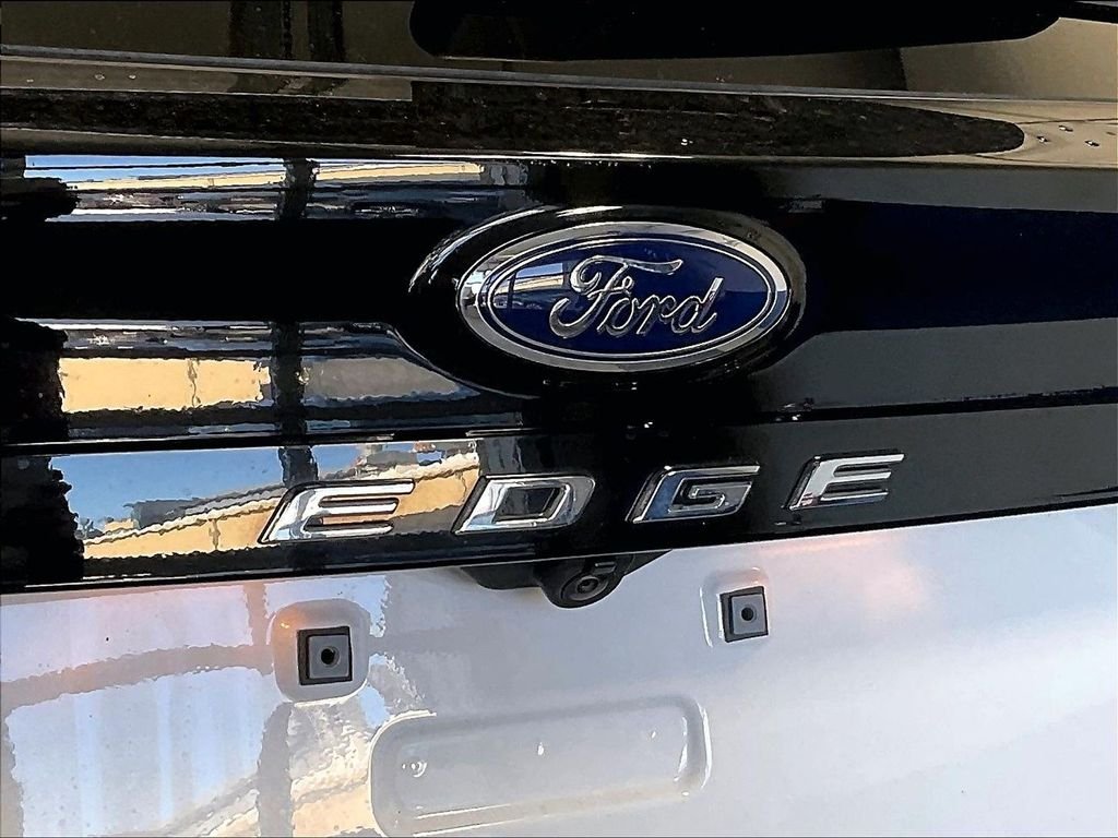 Used 2022 Oxford White Ford SEL image 28