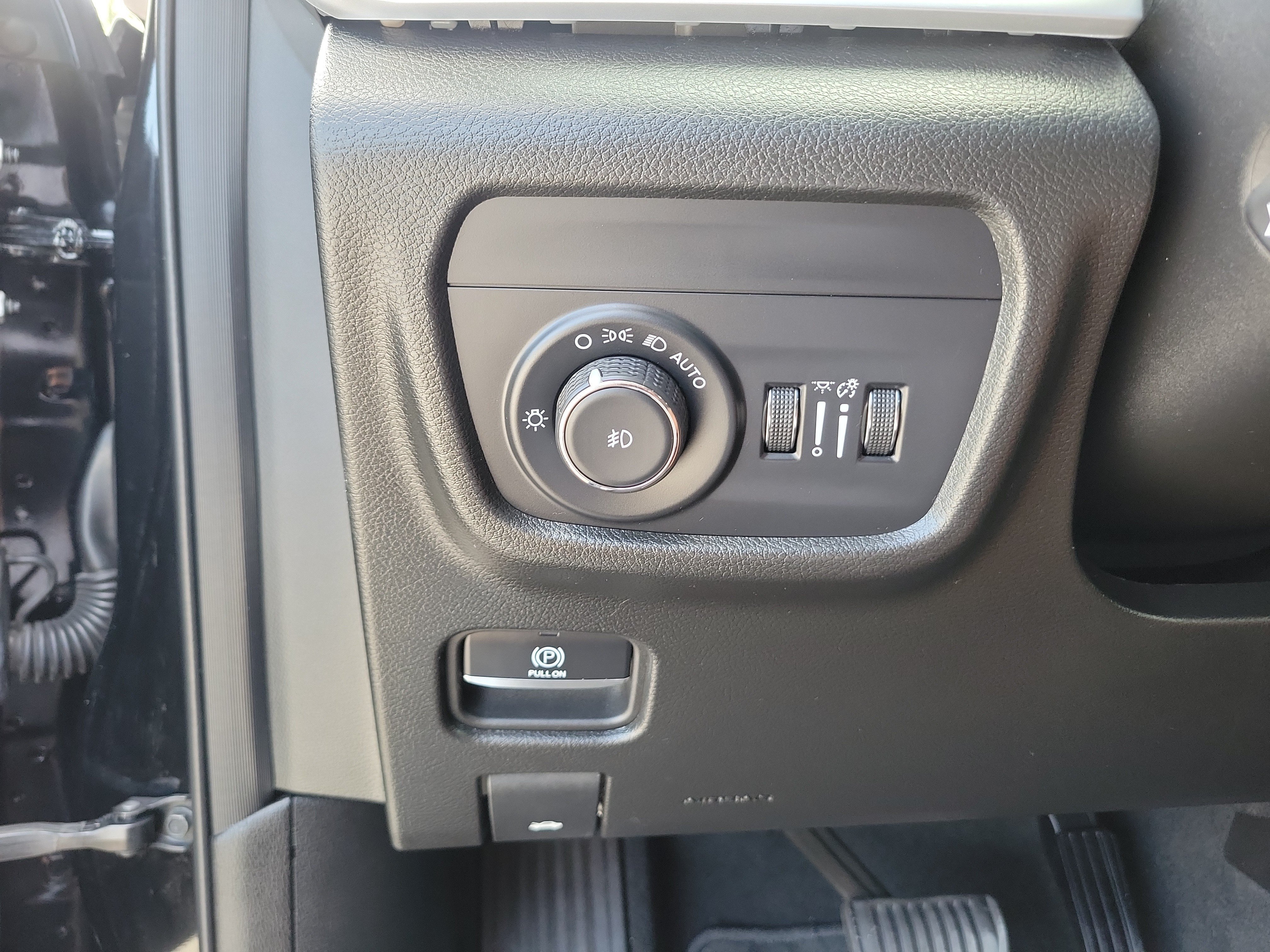 Used 2024 Diamond Black Crystal Pearlcoat Jeep Limited image 23