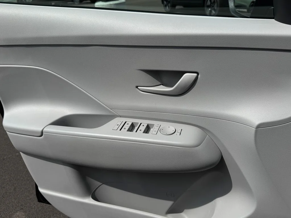 Used 2025 Black Hyundai SEL Convenience image 21