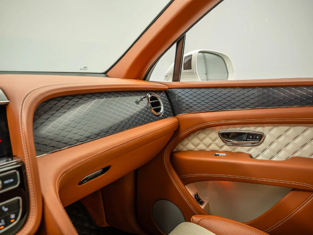Used 2022 White Bentley V8 image 41