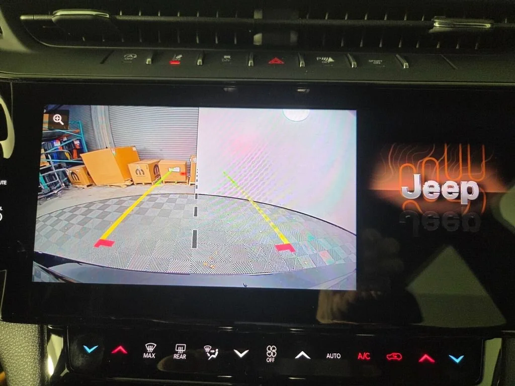 New 2026 Diamond Black Crystal Pearl-Coat Exterior Paint Jeep Limited image 10