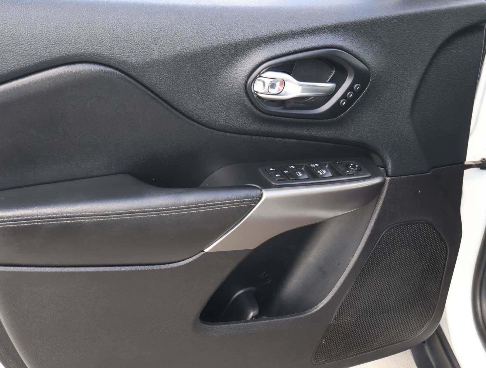 Used 2019 Bright White Clearcoat Jeep Limited image 15