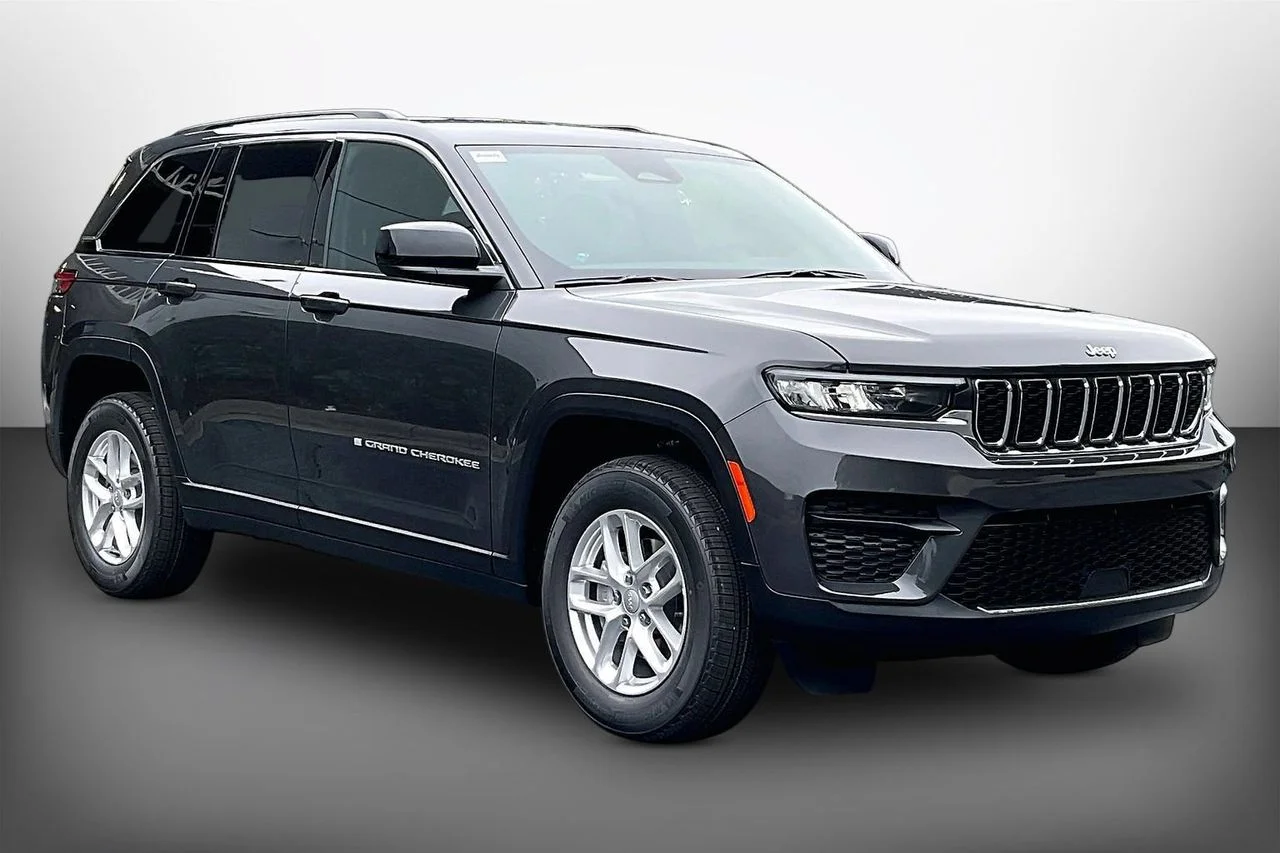 New 2026 Baltic Gray Metallic Clearcoat Jeep Laredo image 2