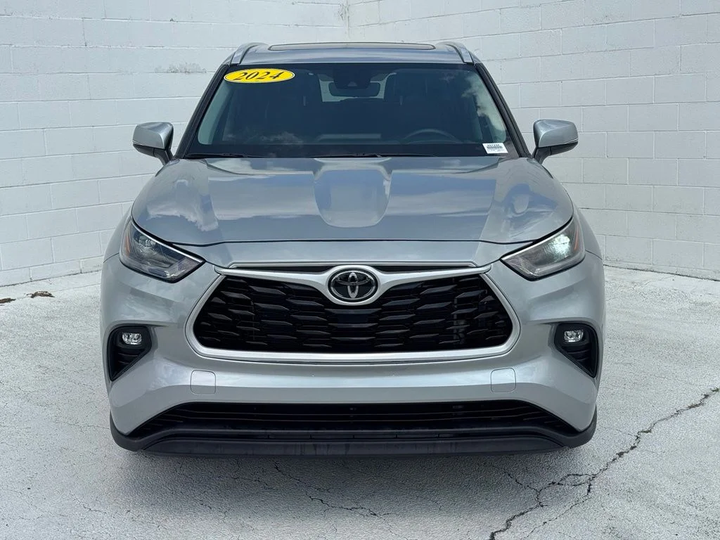 Used 2024 Silver Toyota XLE image 8