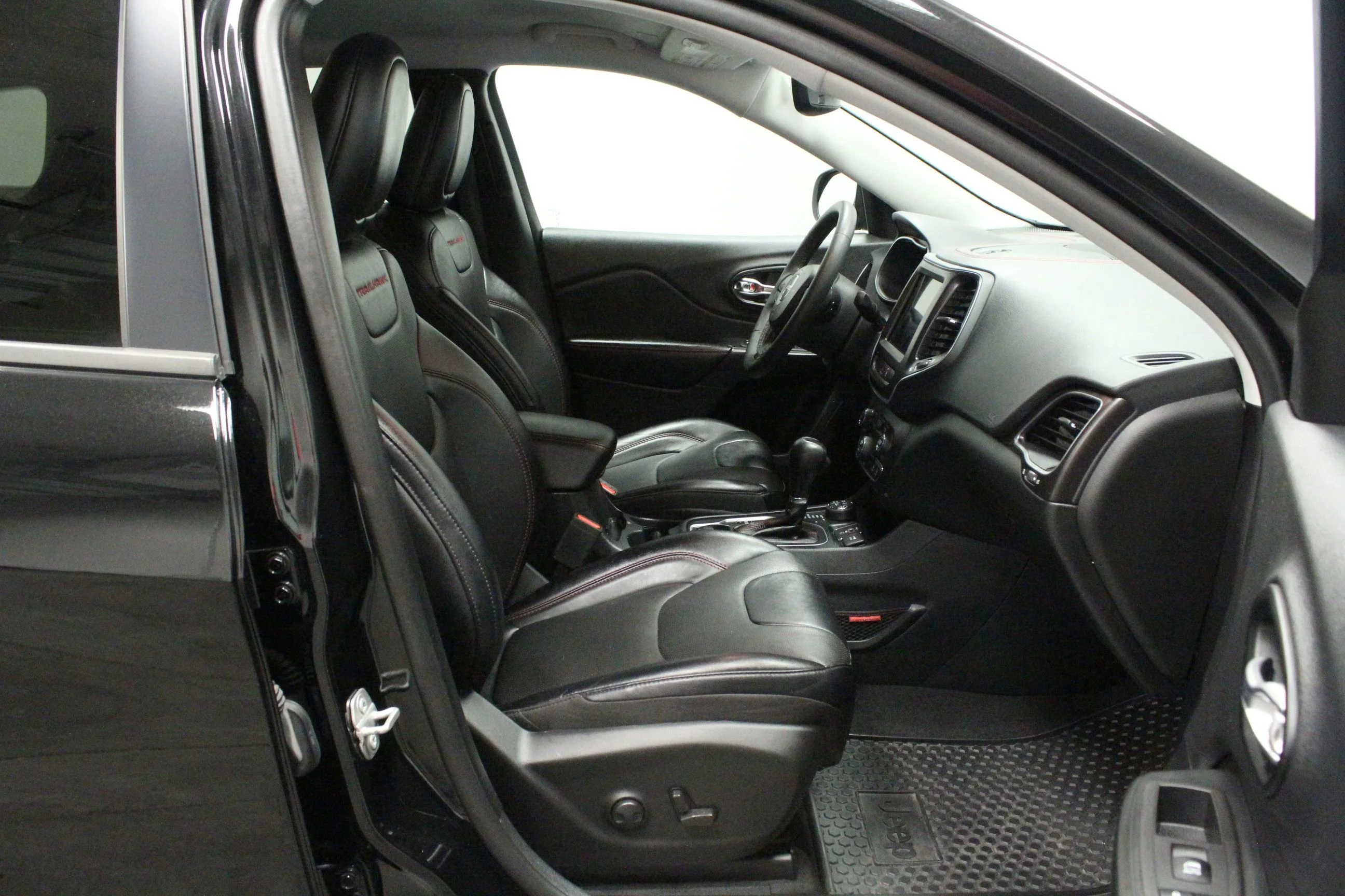 Used 2022 Diamond Black Crystal Pearlcoat Jeep Trailhawk image 15