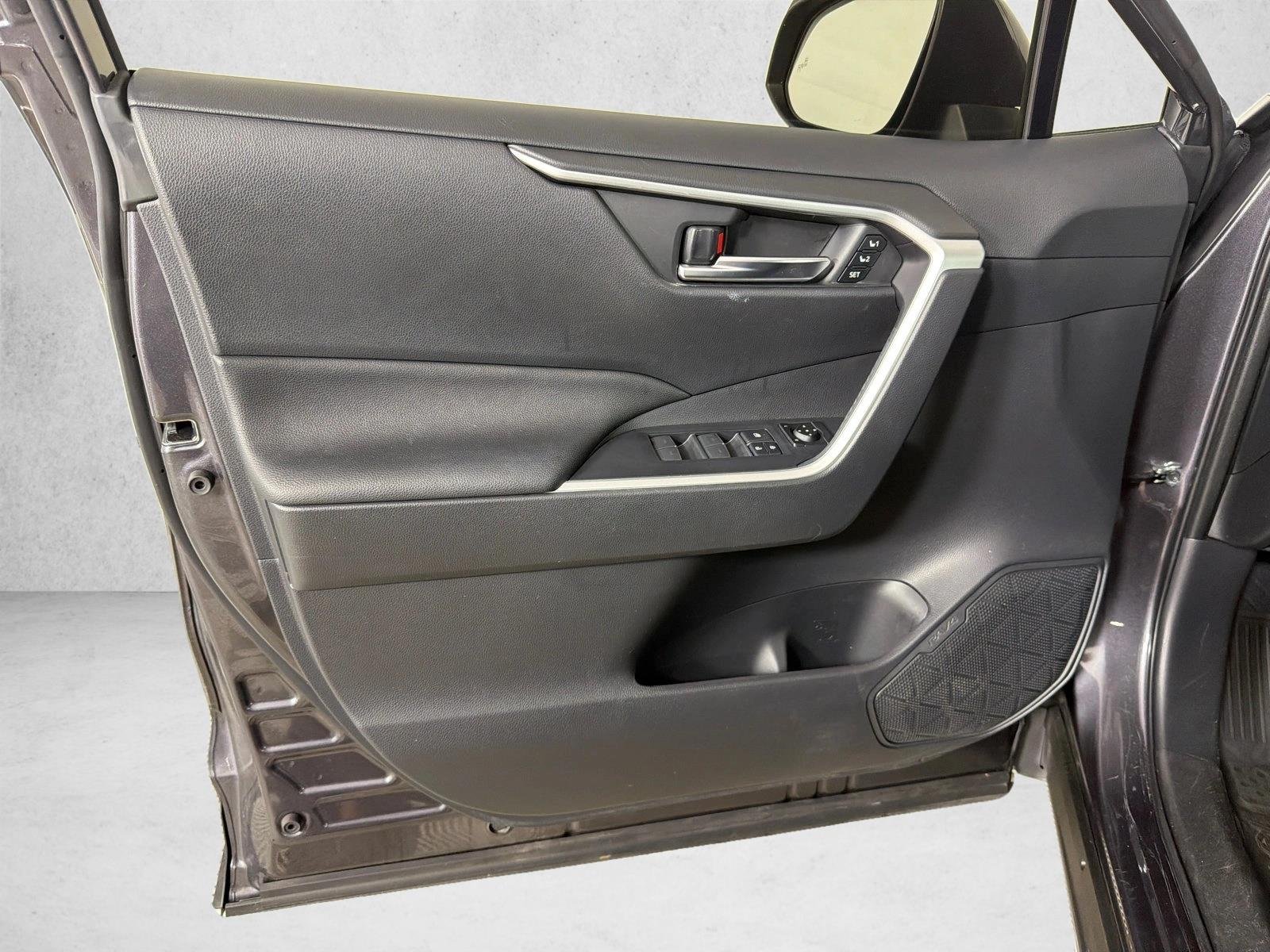 Certified Used 2025  Toyota XLE Premium image 11