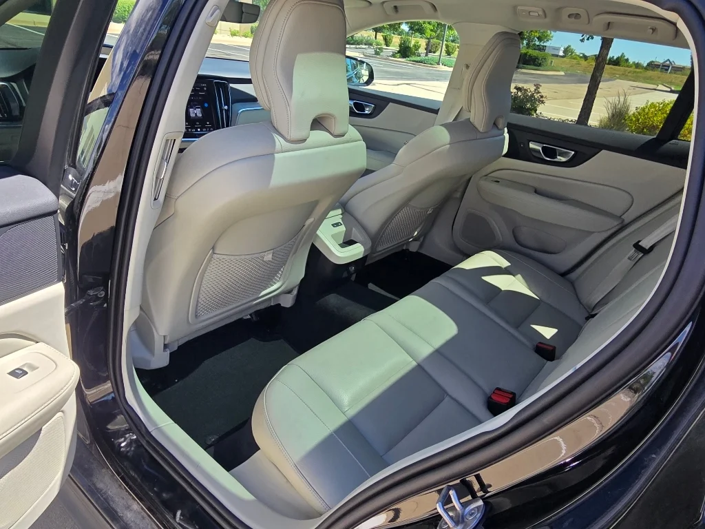 Used 2025 Onyx Black Metallic Volvo Plus image 16