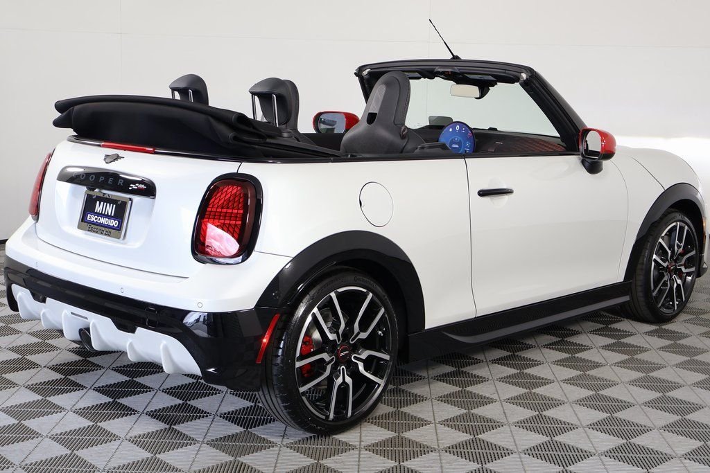 New 2026 White MINI Signature Plus image 3