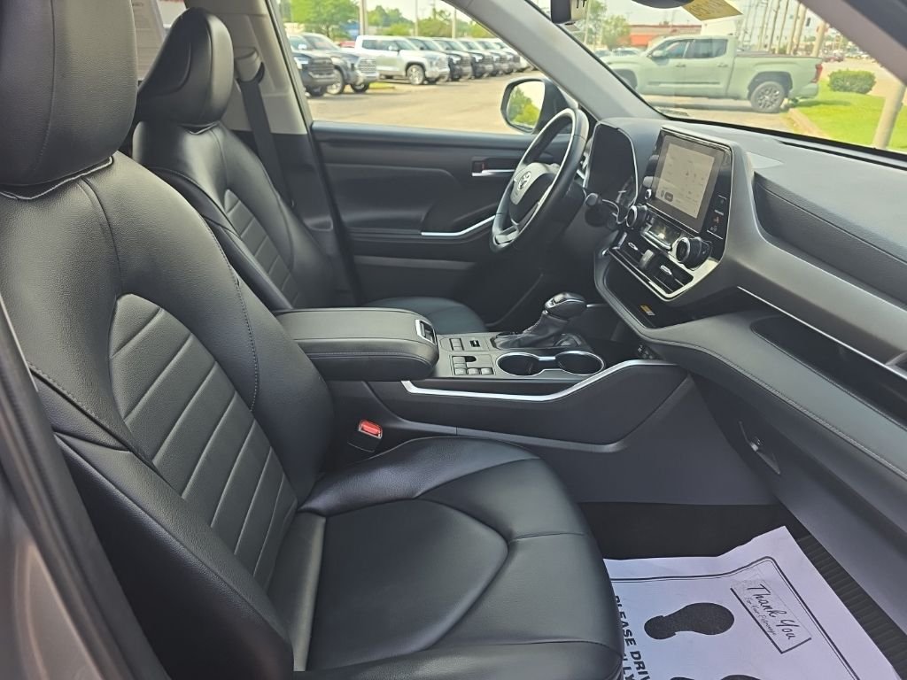 Used 2025  Toyota XLE image 10