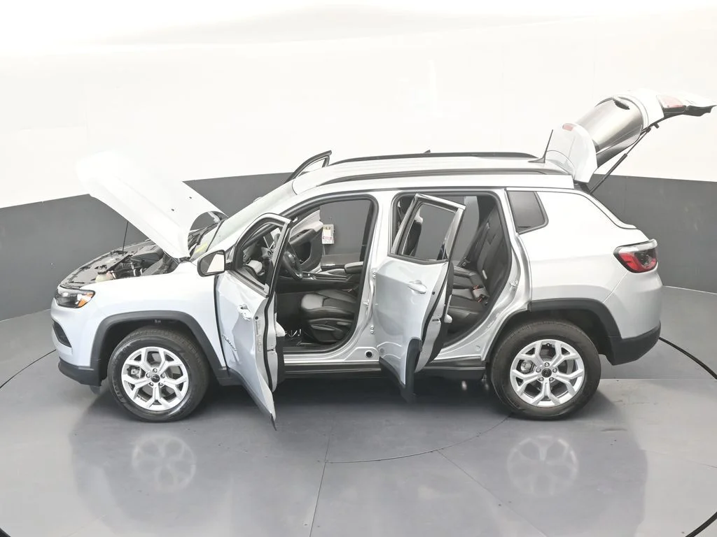 Used 2025 Silver Zynith Metallic Clearcoat Jeep Latitude image 35