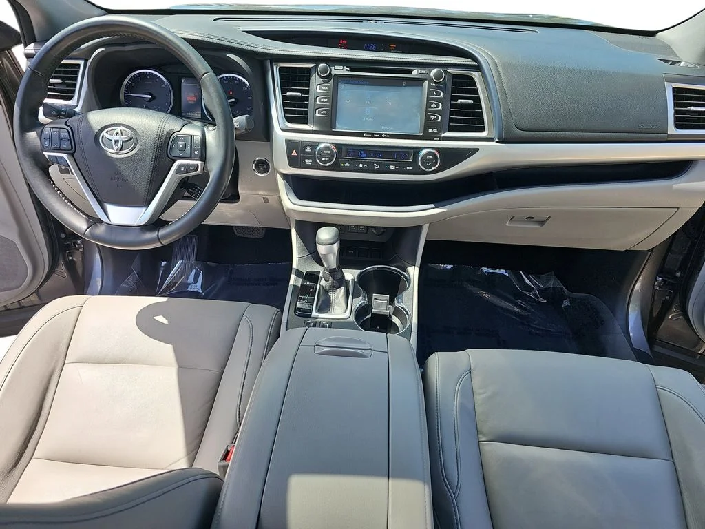 Used 2018 Gray Toyota XLE image 9