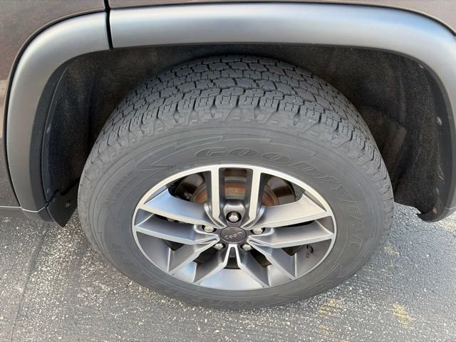Used 2020 Granite Crystal Metallic Clearcoat Jeep Laredo image 8