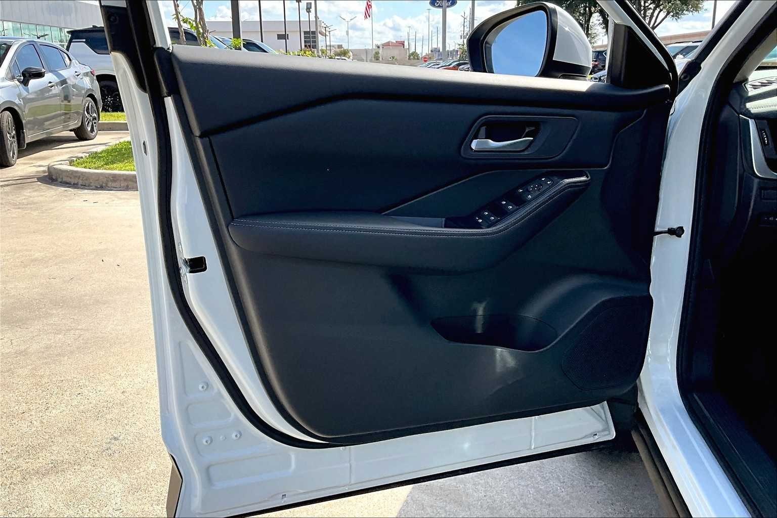 Used 2025 Everest White Pearl Nissan SV image 16