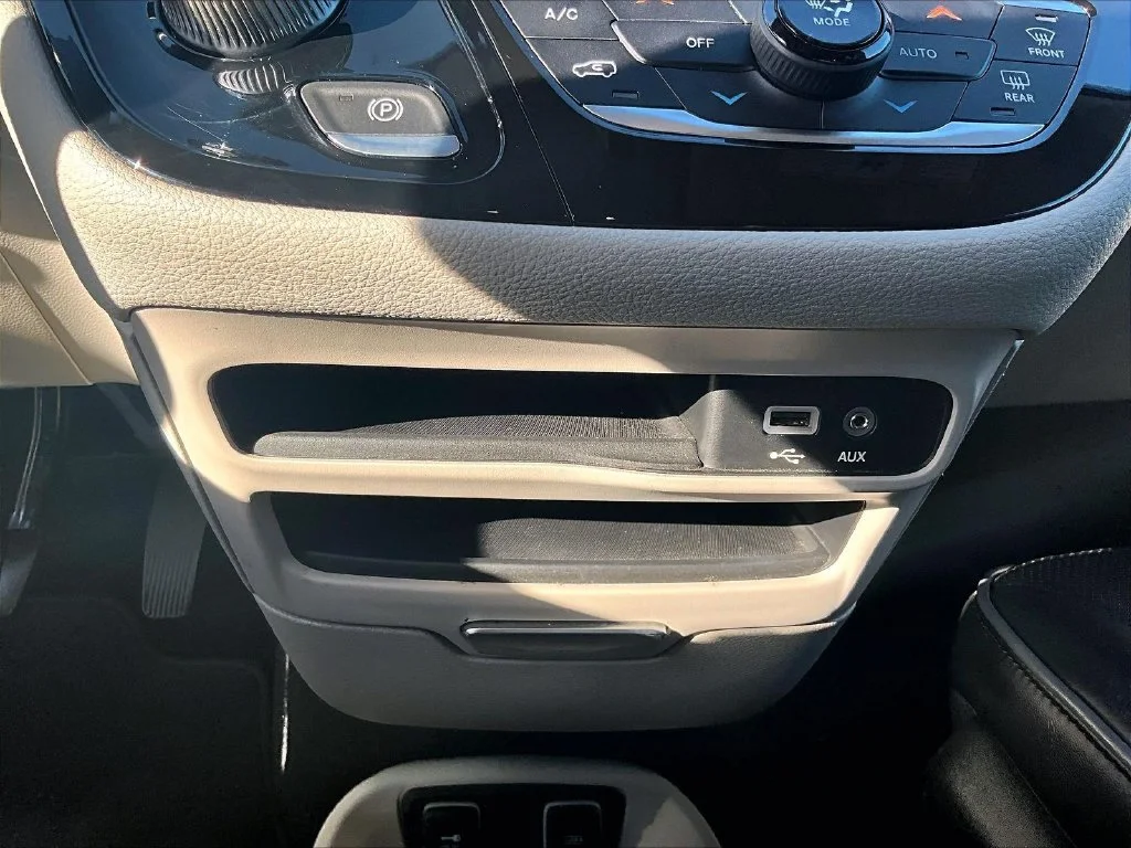 Used 2018 White Chrysler Limited image 30