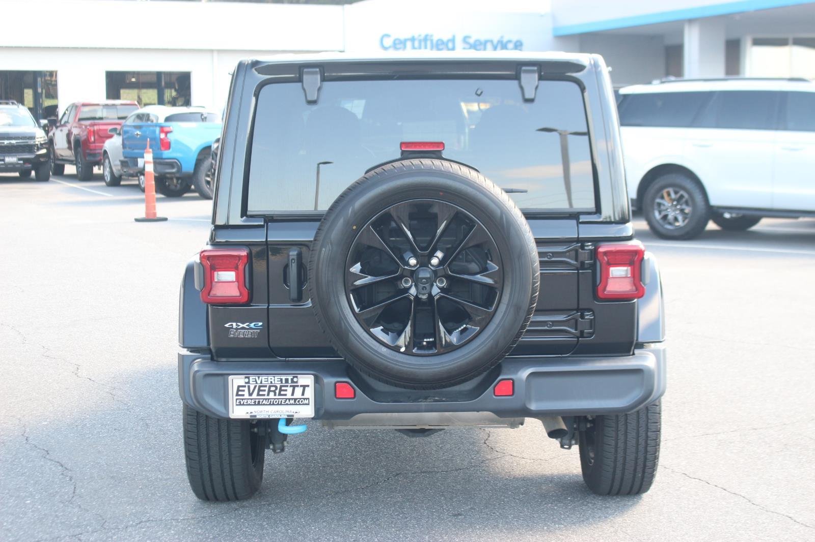 Used 2024  Jeep Sahara image 6