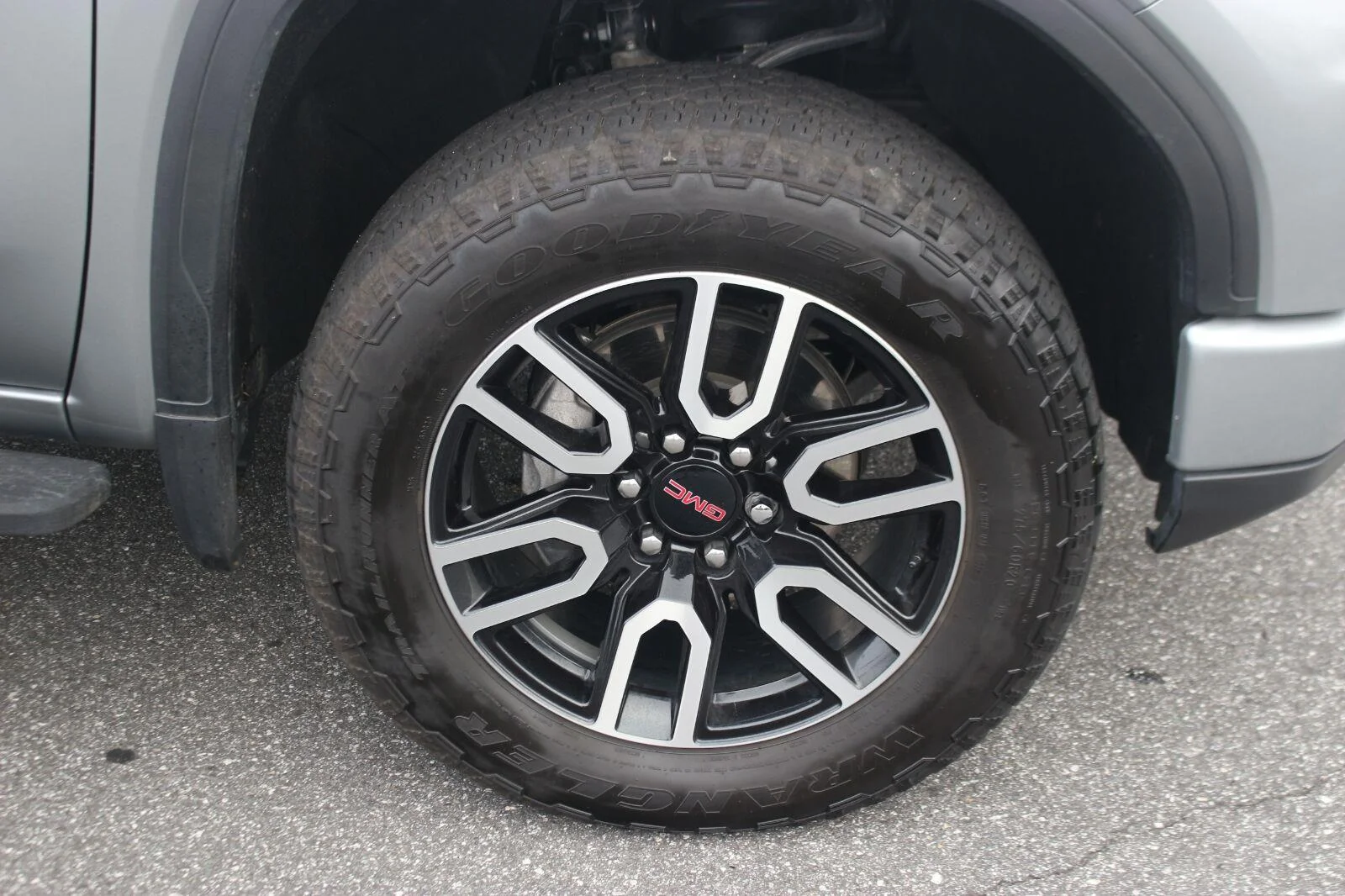 Used 2025 Sterling Metallic GMC AT4 image 40