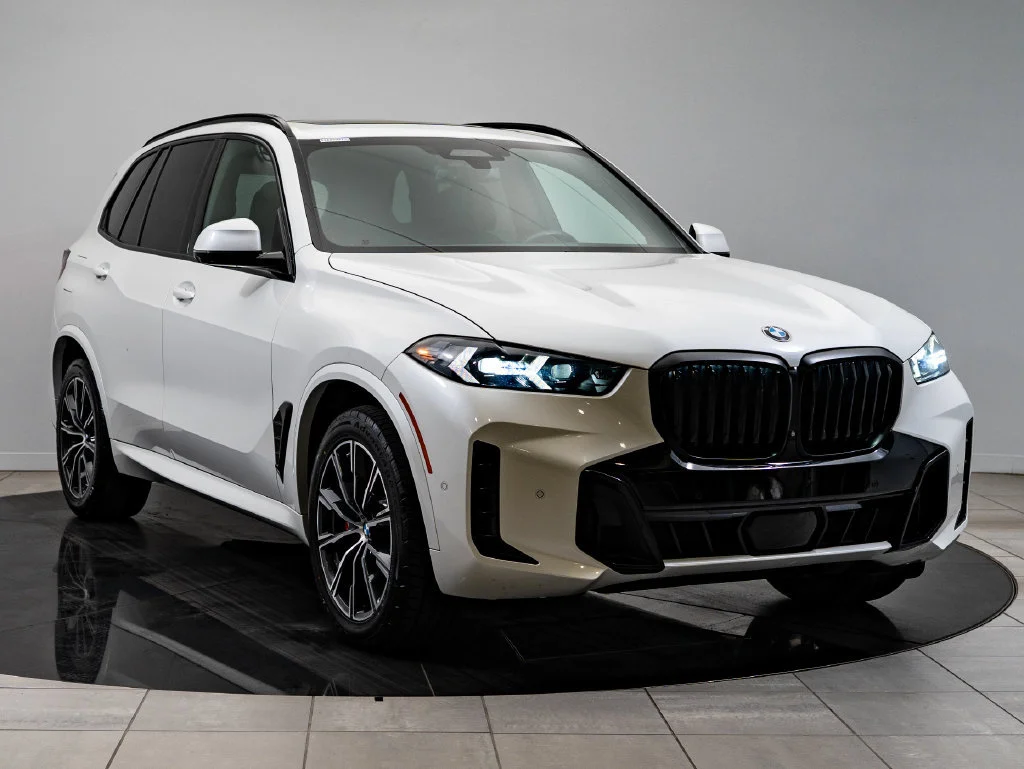 Used 2025 Mineral White Metallic BMW xDrive40i image 12