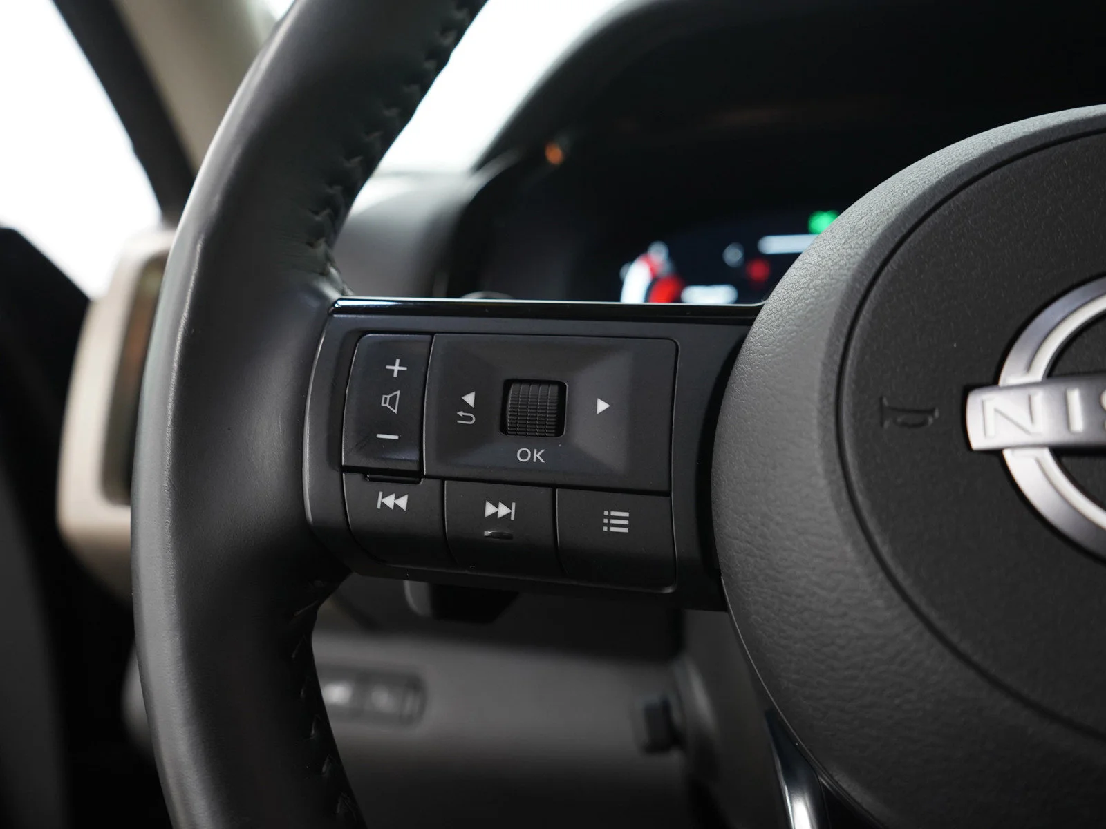 Used 2023 Super Black Nissan Platinum image 31