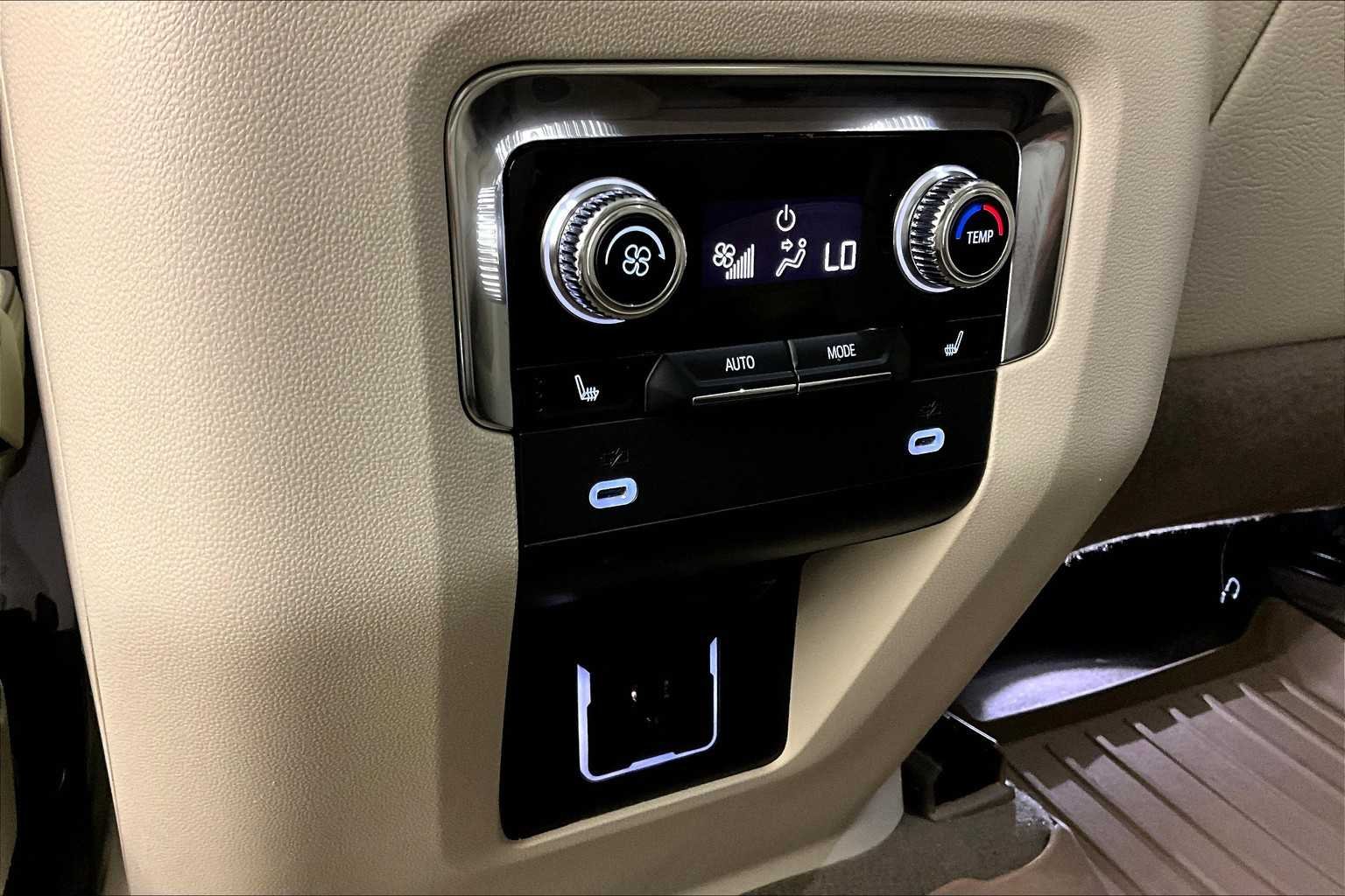 Used 2022 White Frost Tricoat GMC Denali image 31