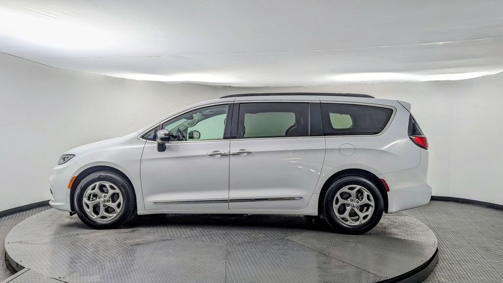 Used 2023 White Chrysler Limited image 2